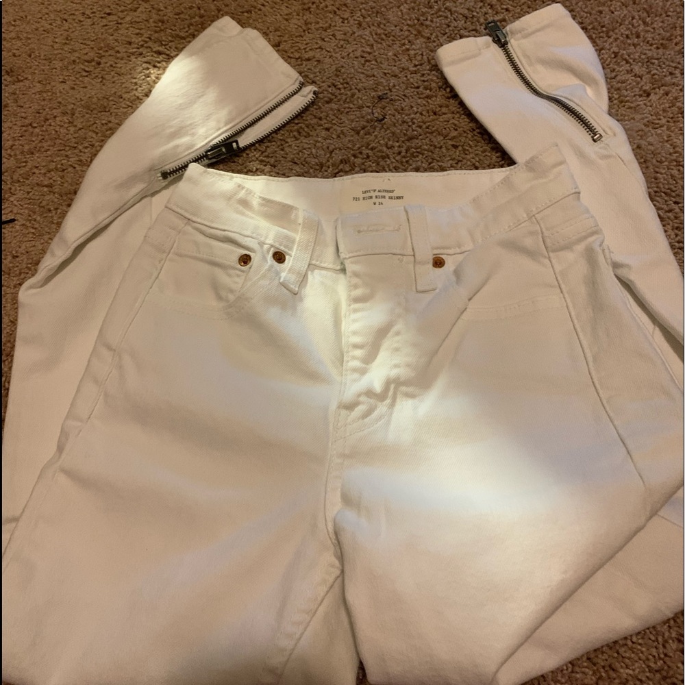 levi’s white high rise jeans